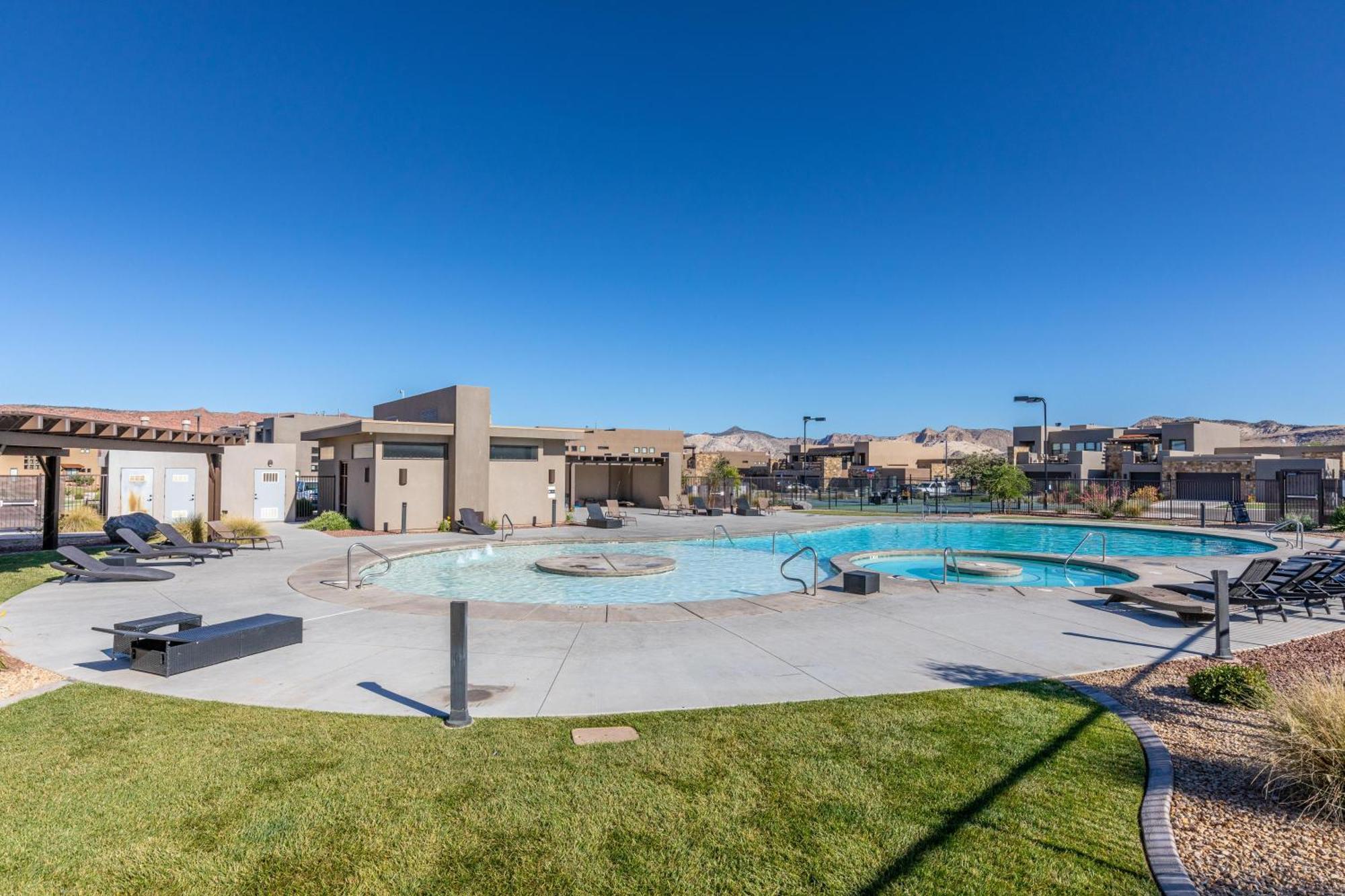 The View At The Escapes Villa St. George Exterior foto